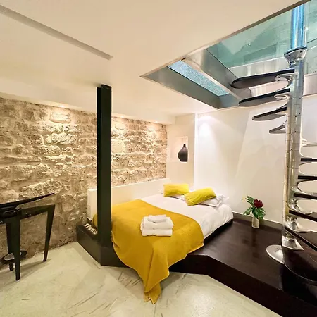 Luxury Two-story Designer Loft In Epicenter - Bright And Spacious Apartment